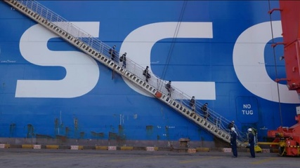 堅(jiān)守國門安全，暢通國際航運(yùn) 洋山港海事部門高效保障國際航行船舶船員換班